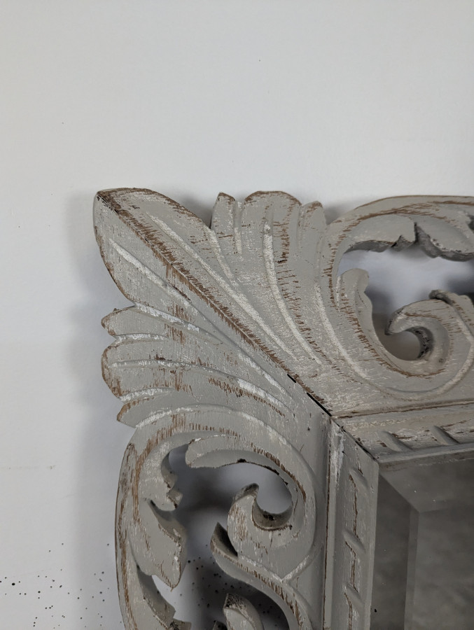 Grand miroir à cadre en bois sculpté ajouré patiné gris