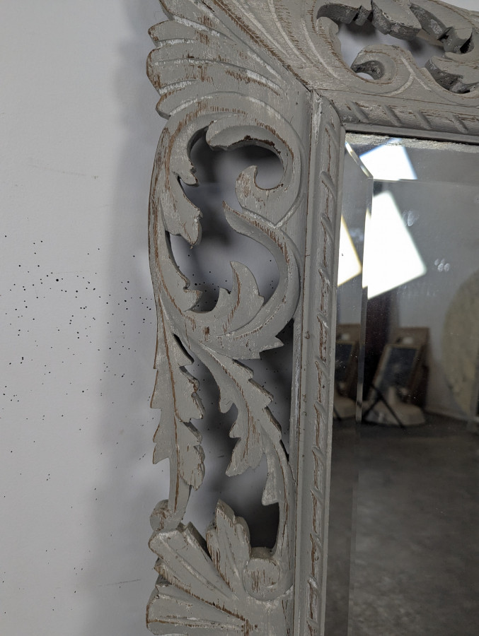 Grand miroir à cadre en bois sculpté ajouré patiné gris