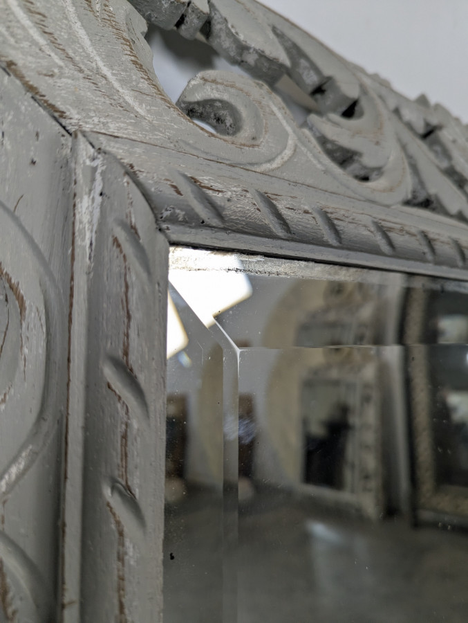 Grand miroir à cadre en bois sculpté ajouré patiné gris