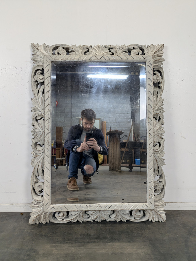 Miroir à cadre en bois sculpté ajouré patiné gris clair