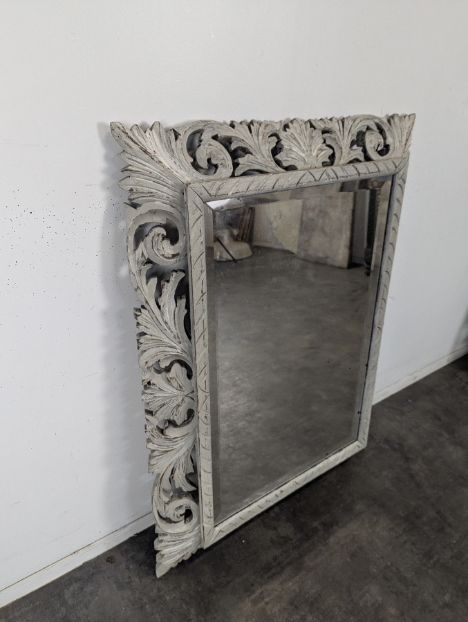 Miroir à cadre en bois sculpté ajouré patiné gris clair