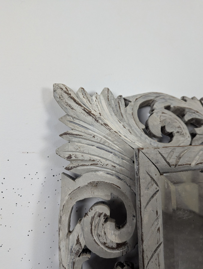 Miroir à cadre en bois sculpté ajouré patiné gris clair