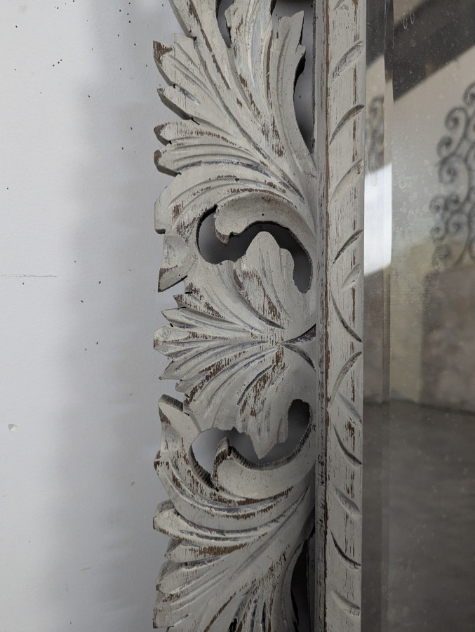 Miroir à cadre en bois sculpté ajouré patiné gris clair