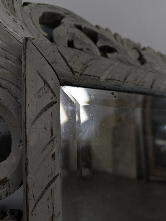 Miroir à cadre en bois sculpté ajouré patiné gris clair