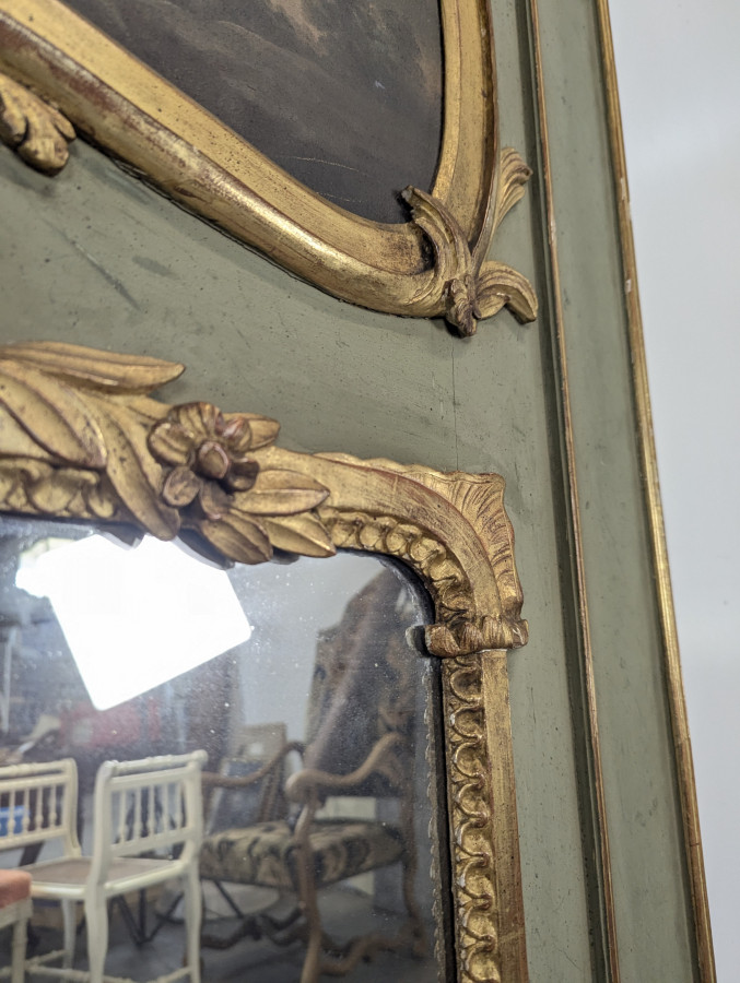 Trumeau Louis XV en bois laqué vert à scène galante