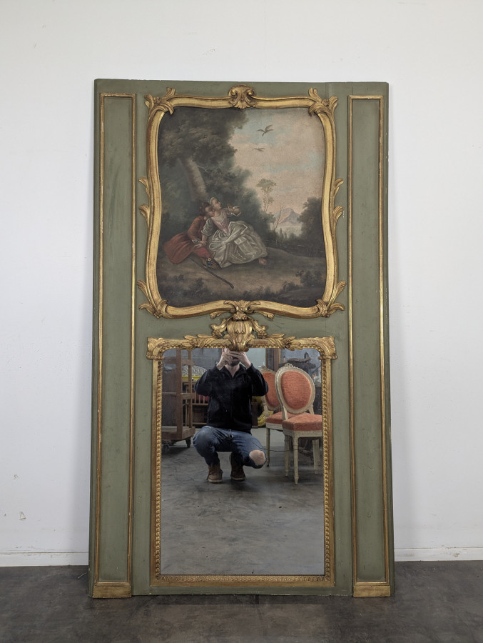 Trumeau Louis XV en bois laqué vert à scène galante