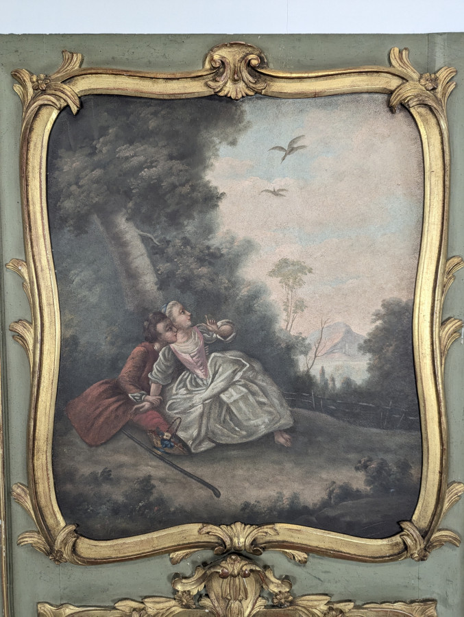 Trumeau Louis XV en bois laqué vert à scène galante