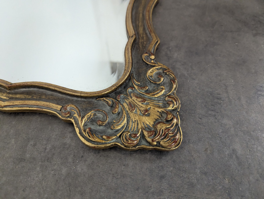 Petit miroir Louis XV en bois doré à coquille