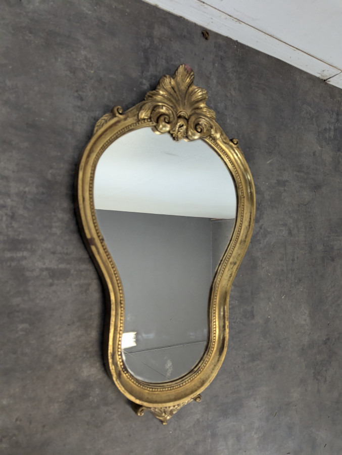 Petit miroir Louis XV en bois doré à coquille
