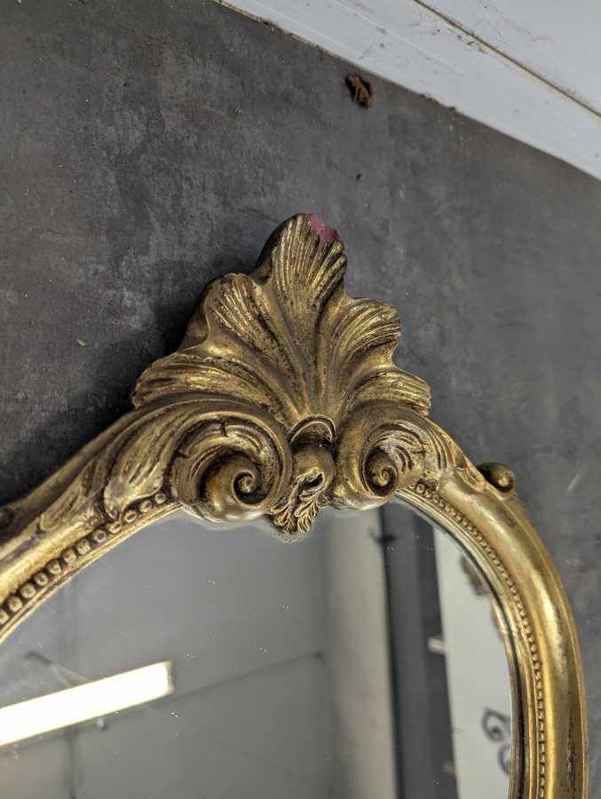 Petit miroir Louis XV en bois doré à coquille