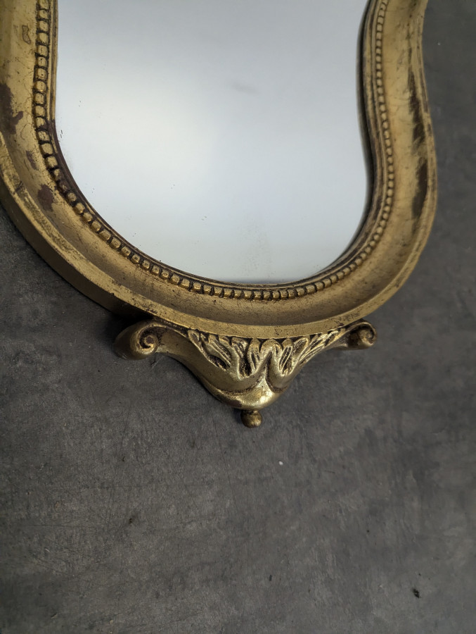 Petit miroir Louis XV en bois doré à coquille