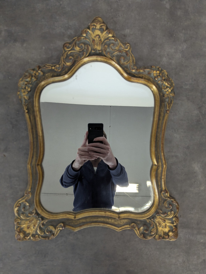 Miroir Louis XV en bois doré à cartouche