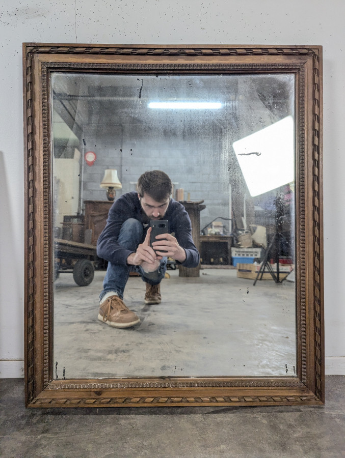 Miroir Napoléon III à cadre en bois sculpté et doré