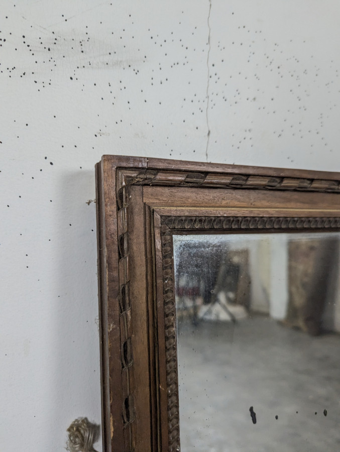 Miroir Napoléon III à cadre en bois sculpté et doré