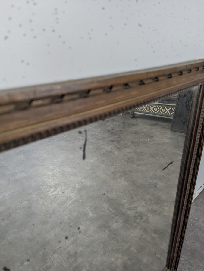 Miroir Napoléon III à cadre en bois sculpté et doré
