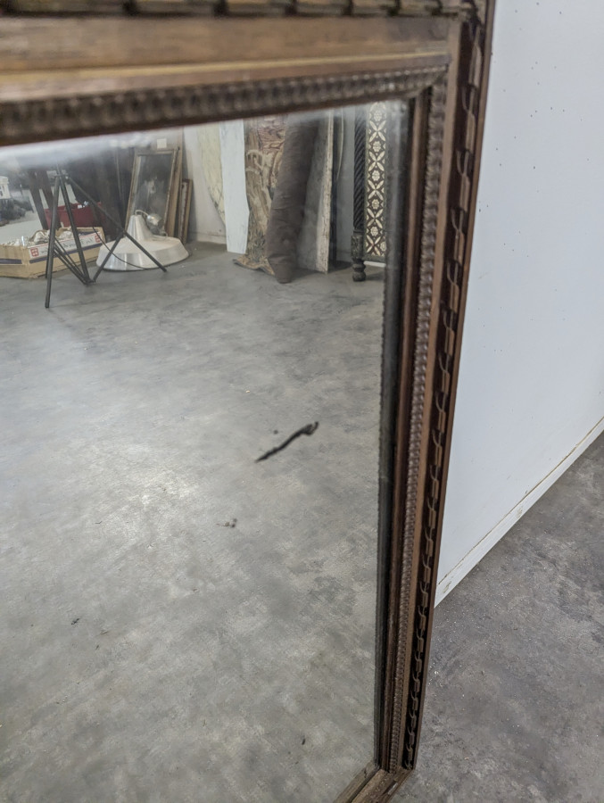 Miroir Napoléon III à cadre en bois sculpté et doré