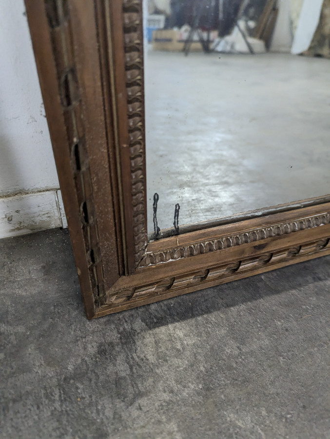 Miroir Napoléon III à cadre en bois sculpté et doré