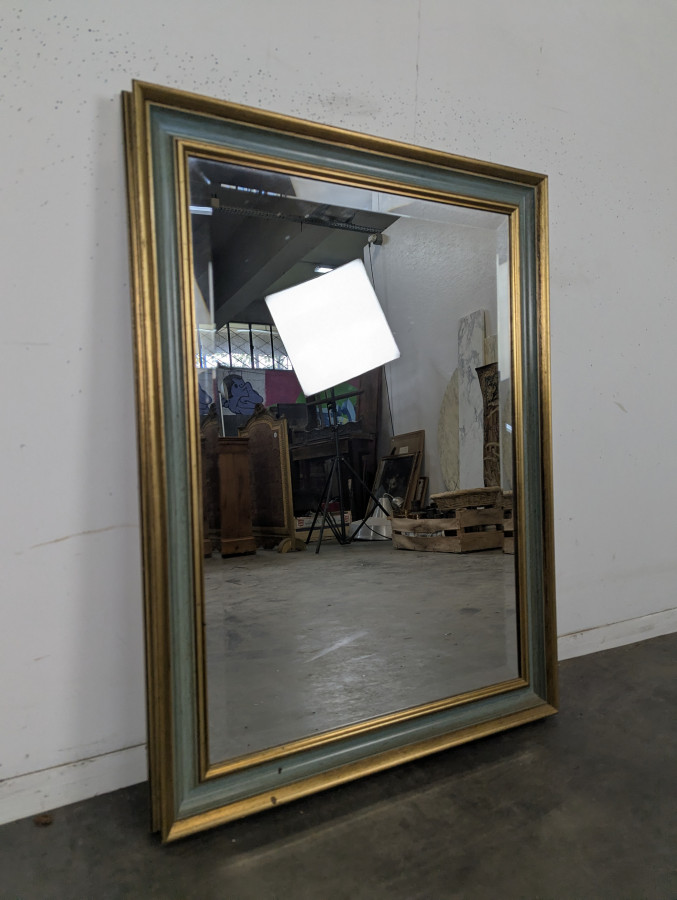 Miroir rectangulaire à cadre laqué vert et doré