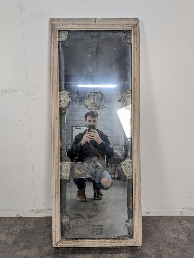 Grand miroir rectangulaire à cadre en bois patiné rose