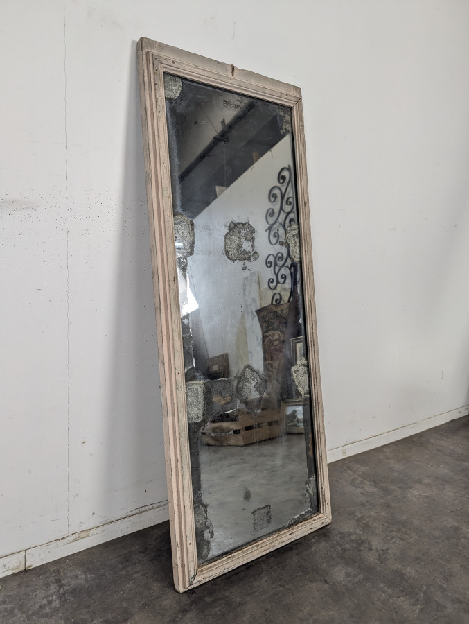 Grand miroir rectangulaire à cadre en bois patiné rose