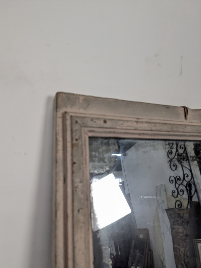 Grand miroir rectangulaire à cadre en bois patiné rose