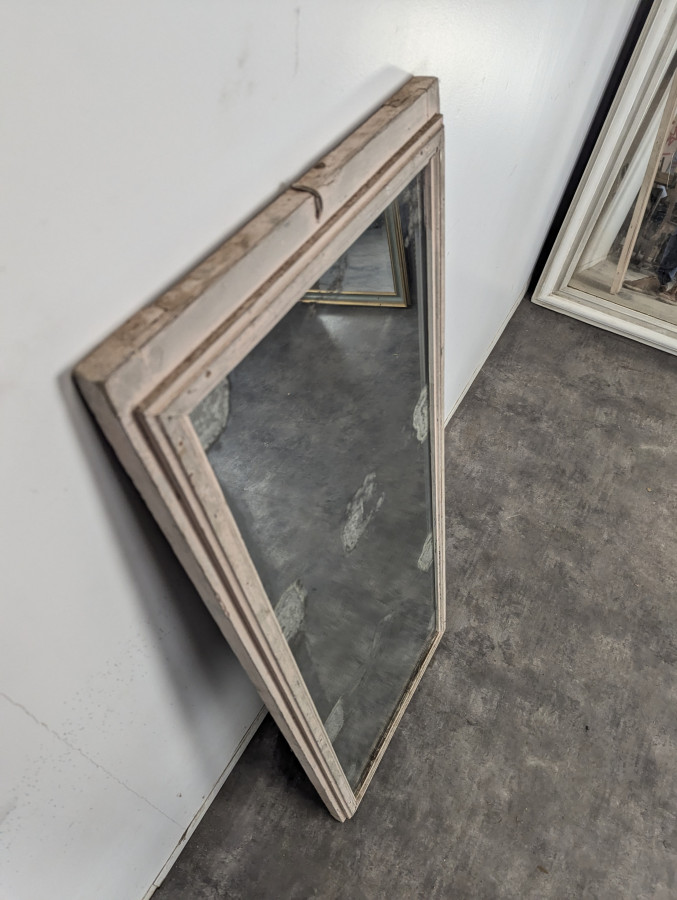 Grand miroir rectangulaire à cadre en bois patiné rose