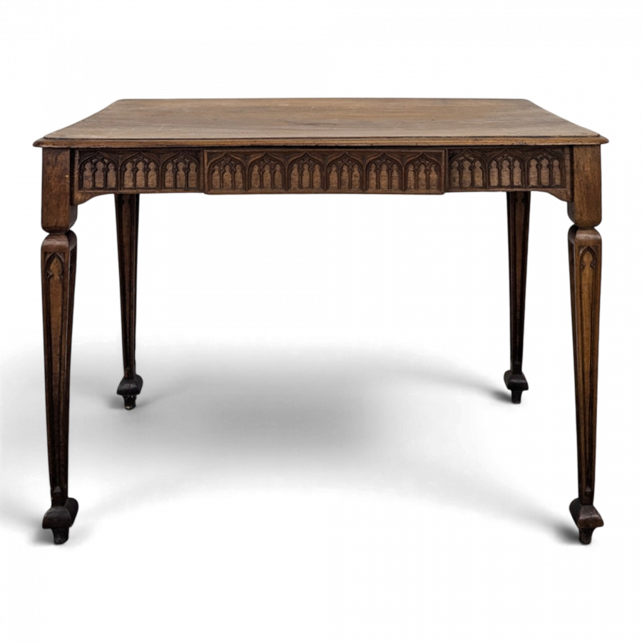 Table à écrire néogothique en noyer à frise d'arcatures