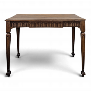Table à écrire néogothique en noyer à frise d'arcatures