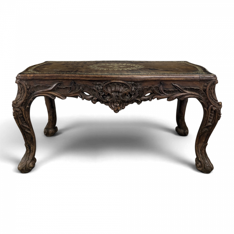 Table basse Louis XV en noyer sculpté à plateau de cuir doré