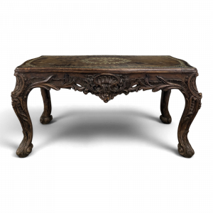 Table basse Louis XV en noyer sculpté à plateau de cuir doré