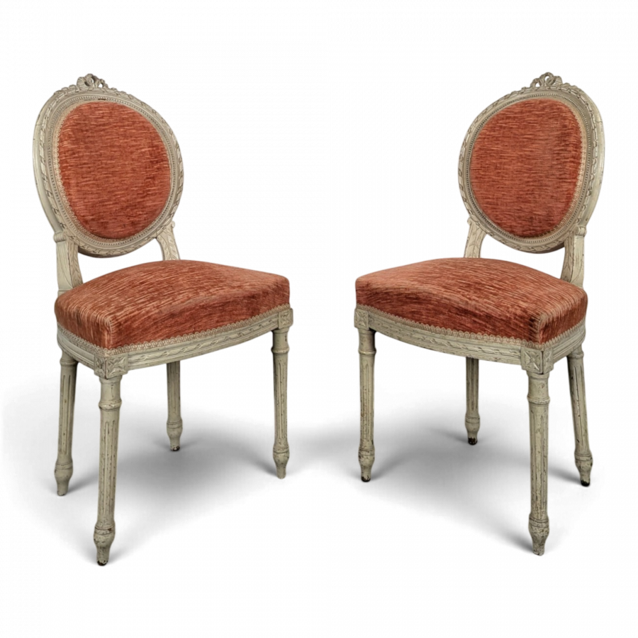 Paire de chaises médaillon Louis XVI en bois laqué