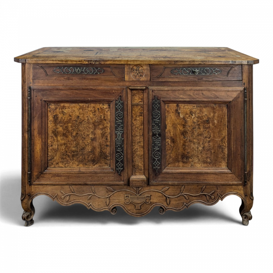 Buffet bas Louis XV en noyer et loupe à ferrures ajourées