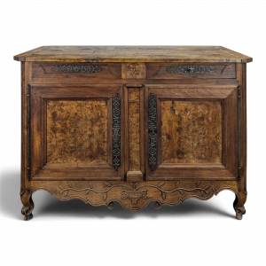 Buffet bas Louis XV en noyer et loupe à ferrures ajourées