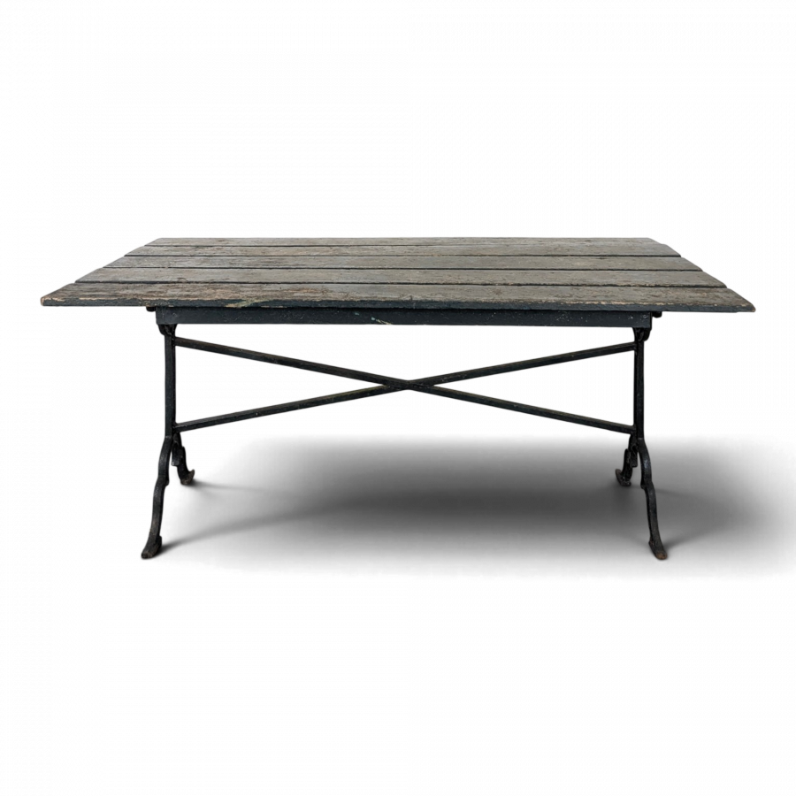 Table de jardin à piètement en fonte et plateau en bois peint vert