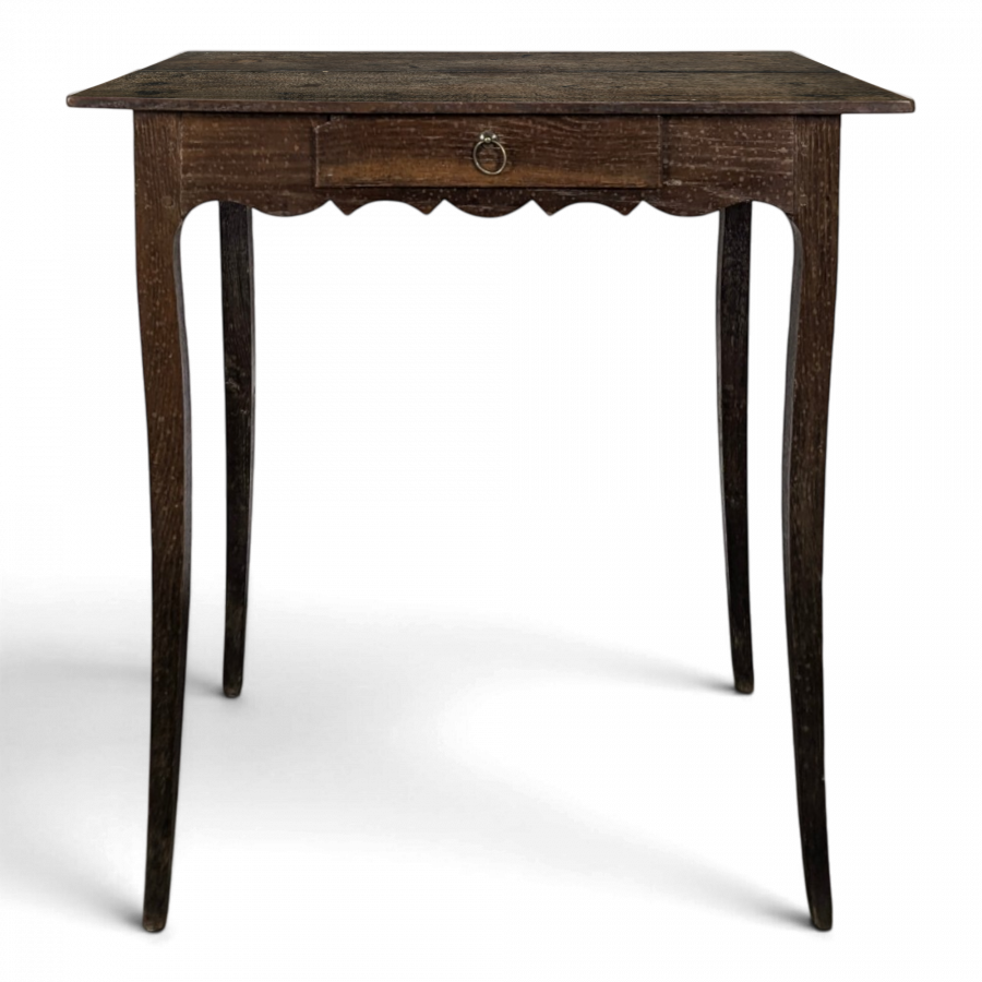 Petite table à écrire Louis XV en noyer à un tiroir