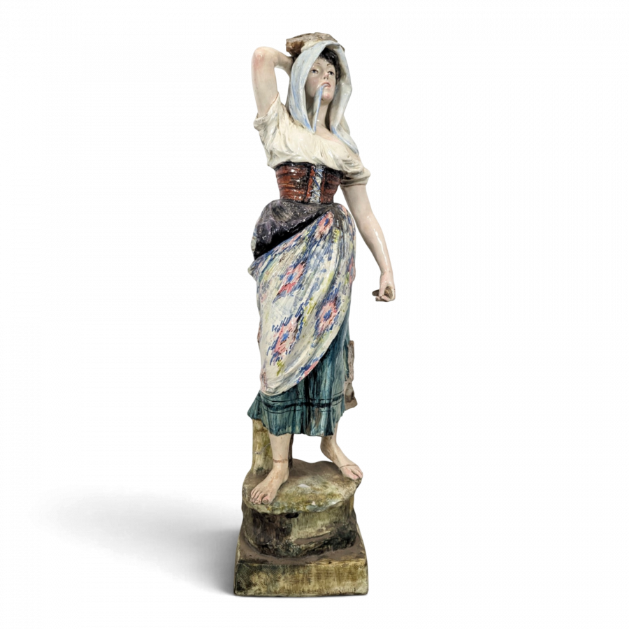 Statue de paysanne en terre cuite polychrome