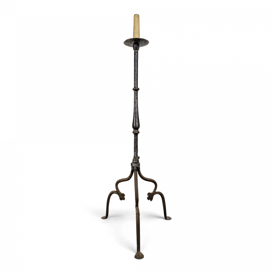 Lampadaire en fer forgé à base tripode