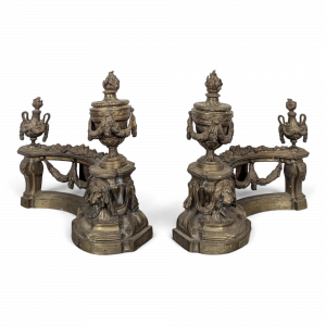 Paire de chenets Louis XVI en bronze aux pots à feu