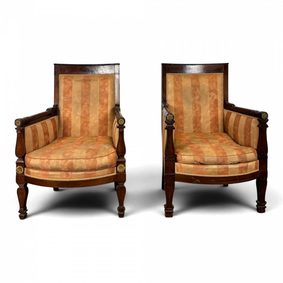 Fausse paire de fauteuils Empire en acajou et bronzes dorés