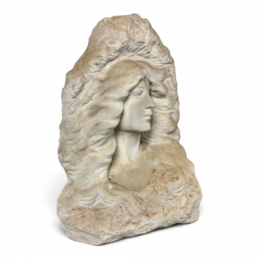 Buste de femme en pierre sculptée dans un bloc brut