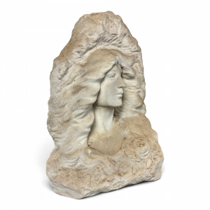 Buste de femme en pierre sculptée dans un bloc brut