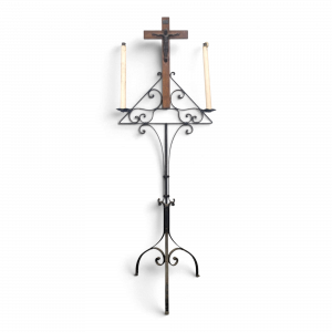 Grand chandelier d'église en fer forgé à crucifix en bois sculpté