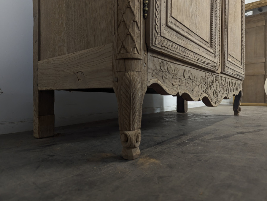 Armoire normande à bouquet en chêne massif