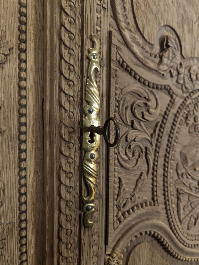 Armoire normande à bouquet en chêne massif