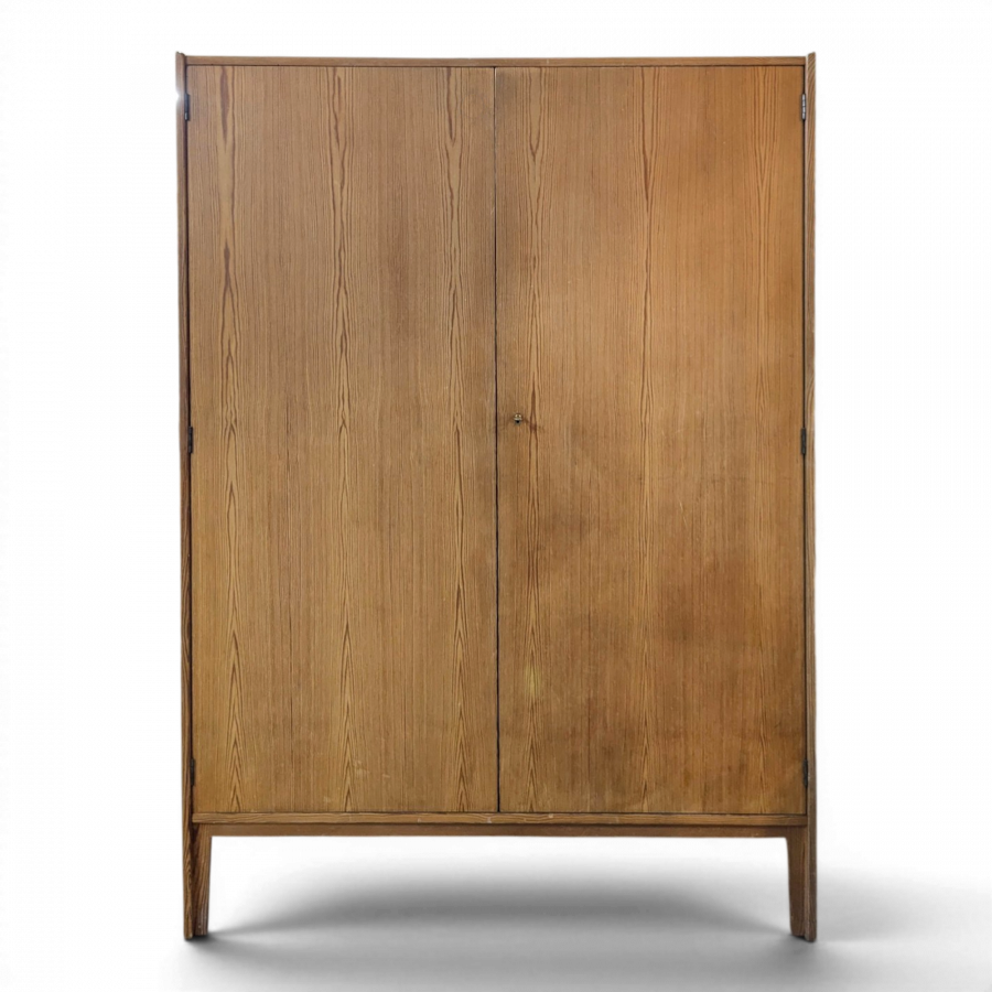 Armoire moderniste en pin époque reconstruction