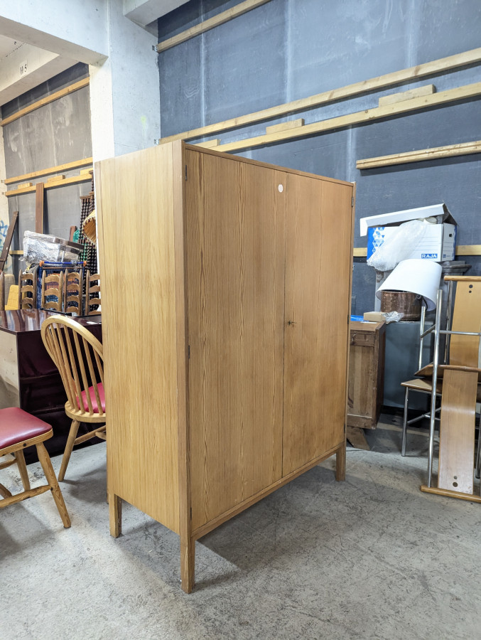 Armoire moderniste en pin époque reconstruction