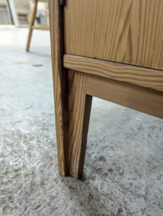 Armoire moderniste en pin époque reconstruction