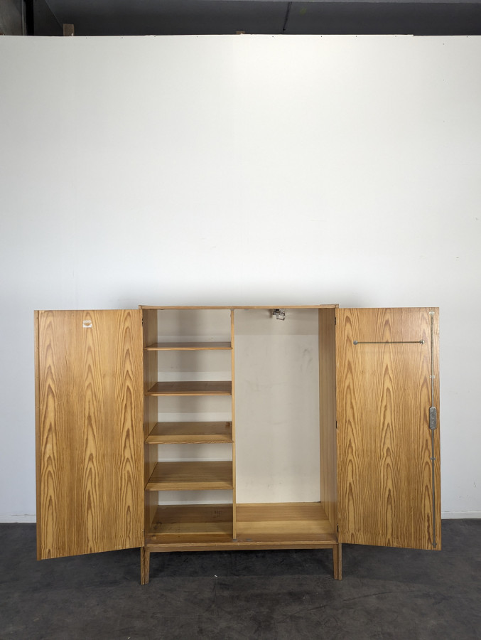 Armoire moderniste en pin époque reconstruction