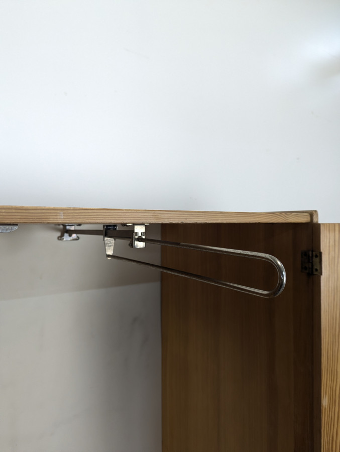Armoire moderniste en pin époque reconstruction