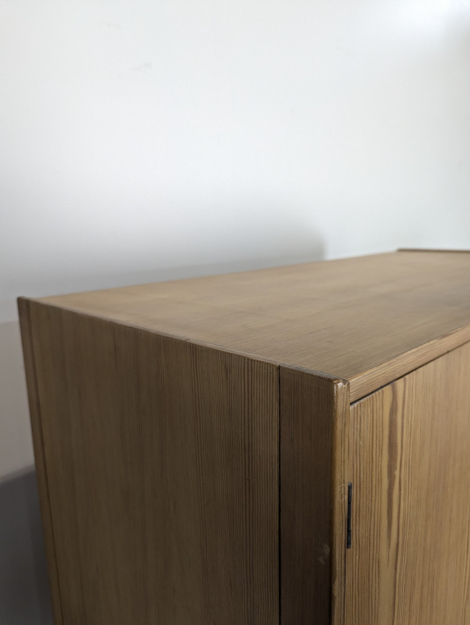 Armoire moderniste en pin époque reconstruction